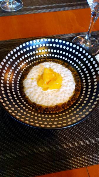 Tapioca au lait de coco, fruit de la passion et mangue fraîche